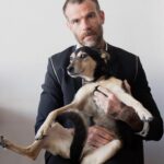 Chico Felitti Instagram - Você foi o cachorro mais esquisito q eu conheci. Chegou em casa como se tivesse 2 anos. Em um mês, a gente descobriu que tinha 12. Você saiu da rua, mas nunca deixou de ser o terror dela: rosnou pra homens & mulheres, crianças & adultos, judeus & muçulmanos. Mas, assim que chegava em casa, você virava um bebê idoso & só dormia se alguém te abraçasse. Você cuidou do renan como se fosse seu filhote, & vá saber quantos você teve de fato por aí. Você era a primeira coisa que eu via quando acordava. E eu ficava feliz de te ver & você ficava feliz de me ver. Agora, você vai ser treze quilos de vazio no sofá, onde ainda tá o seu cheiro. Você foi o melhor cachorro que eu conheci, Feia.