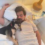 Chico Felitti Instagram - Você foi o cachorro mais esquisito q eu conheci. Chegou em casa como se tivesse 2 anos. Em um mês, a gente descobriu que tinha 12. Você saiu da rua, mas nunca deixou de ser o terror dela: rosnou pra homens & mulheres, crianças & adultos, judeus & muçulmanos. Mas, assim que chegava em casa, você virava um bebê idoso & só dormia se alguém te abraçasse. Você cuidou do renan como se fosse seu filhote, & vá saber quantos você teve de fato por aí. Você era a primeira coisa que eu via quando acordava. E eu ficava feliz de te ver & você ficava feliz de me ver. Agora, você vai ser treze quilos de vazio no sofá, onde ainda tá o seu cheiro. Você foi o melhor cachorro que eu conheci, Feia.