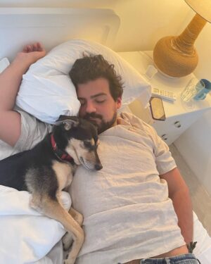 Chico Felitti Instagram - Você foi o cachorro mais esquisito q eu conheci. Chegou em casa como se tivesse 2 anos. Em um mês, a gente descobriu que tinha 12. Você saiu da rua, mas nunca deixou de ser o terror dela: rosnou pra homens & mulheres, crianças & adultos, judeus & muçulmanos. Mas, assim que chegava em casa, você virava um bebê idoso & só dormia se alguém te abraçasse. Você cuidou do renan como se fosse seu filhote, & vá saber quantos você teve de fato por aí. Você era a primeira coisa que eu via quando acordava. E eu ficava feliz de te ver & você ficava feliz de me ver. Agora, você vai ser treze quilos de vazio no sofá, onde ainda tá o seu cheiro. Você foi o melhor cachorro que eu conheci, Feia.
