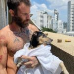 Chico Felitti Instagram - Você foi o cachorro mais esquisito q eu conheci. Chegou em casa como se tivesse 2 anos. Em um mês, a gente descobriu que tinha 12. Você saiu da rua, mas nunca deixou de ser o terror dela: rosnou pra homens & mulheres, crianças & adultos, judeus & muçulmanos. Mas, assim que chegava em casa, você virava um bebê idoso & só dormia se alguém te abraçasse. Você cuidou do renan como se fosse seu filhote, & vá saber quantos você teve de fato por aí. Você era a primeira coisa que eu via quando acordava. E eu ficava feliz de te ver & você ficava feliz de me ver. Agora, você vai ser treze quilos de vazio no sofá, onde ainda tá o seu cheiro. Você foi o melhor cachorro que eu conheci, Feia.