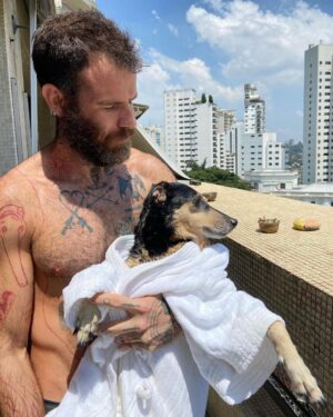 Chico Felitti Instagram - Você foi o cachorro mais esquisito q eu conheci. Chegou em casa como se tivesse 2 anos. Em um mês, a gente descobriu que tinha 12. Você saiu da rua, mas nunca deixou de ser o terror dela: rosnou pra homens & mulheres, crianças & adultos, judeus & muçulmanos. Mas, assim que chegava em casa, você virava um bebê idoso & só dormia se alguém te abraçasse. Você cuidou do renan como se fosse seu filhote, & vá saber quantos você teve de fato por aí. Você era a primeira coisa que eu via quando acordava. E eu ficava feliz de te ver & você ficava feliz de me ver. Agora, você vai ser treze quilos de vazio no sofá, onde ainda tá o seu cheiro. Você foi o melhor cachorro que eu conheci, Feia.