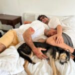 Chico Felitti Instagram - Você foi o cachorro mais esquisito q eu conheci. Chegou em casa como se tivesse 2 anos. Em um mês, a gente descobriu que tinha 12. Você saiu da rua, mas nunca deixou de ser o terror dela: rosnou pra homens & mulheres, crianças & adultos, judeus & muçulmanos. Mas, assim que chegava em casa, você virava um bebê idoso & só dormia se alguém te abraçasse. Você cuidou do renan como se fosse seu filhote, & vá saber quantos você teve de fato por aí. Você era a primeira coisa que eu via quando acordava. E eu ficava feliz de te ver & você ficava feliz de me ver. Agora, você vai ser treze quilos de vazio no sofá, onde ainda tá o seu cheiro. Você foi o melhor cachorro que eu conheci, Feia.
