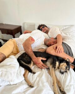 Chico Felitti Instagram - Você foi o cachorro mais esquisito q eu conheci. Chegou em casa como se tivesse 2 anos. Em um mês, a gente descobriu que tinha 12. Você saiu da rua, mas nunca deixou de ser o terror dela: rosnou pra homens & mulheres, crianças & adultos, judeus & muçulmanos. Mas, assim que chegava em casa, você virava um bebê idoso & só dormia se alguém te abraçasse. Você cuidou do renan como se fosse seu filhote, & vá saber quantos você teve de fato por aí. Você era a primeira coisa que eu via quando acordava. E eu ficava feliz de te ver & você ficava feliz de me ver. Agora, você vai ser treze quilos de vazio no sofá, onde ainda tá o seu cheiro. Você foi o melhor cachorro que eu conheci, Feia.