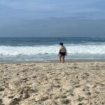 Chico Felitti Instagram – A Mulher & O Mar: Dona Nadir vê o oceano pela primeira vez na vida quando está prestes a completar 60 anos, & diz “parece que a torneira tá quebrada”. Ouça no podcast Gente da semana (o link tá na famosa bio) Copabacana