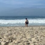 Chico Felitti Instagram - A Mulher & O Mar: Dona Nadir vê o oceano pela primeira vez na vida quando está prestes a completar 60 anos, & diz “parece que a torneira tá quebrada”. Ouça no podcast Gente da semana (o link tá na famosa bio) Copabacana