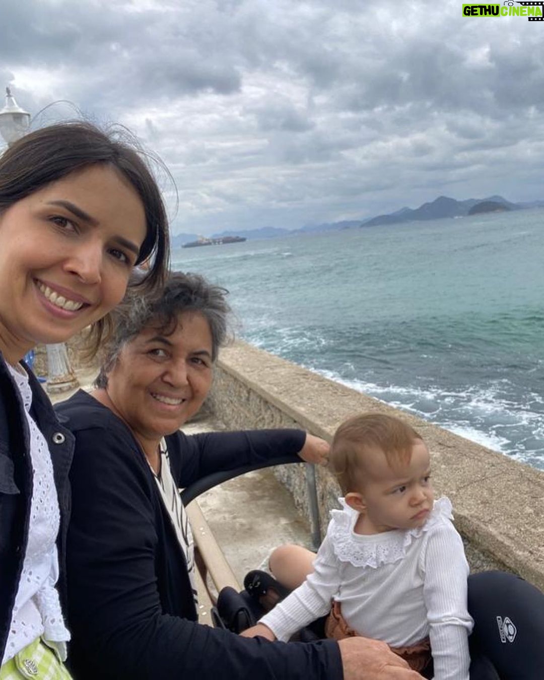 Chico Felitti Instagram - A Mulher & O Mar: Dona Nadir vê o oceano pela primeira vez na vida quando está prestes a completar 60 anos, & diz “parece que a torneira tá quebrada”. Ouça no podcast Gente da semana (o link tá na famosa bio) Copabacana