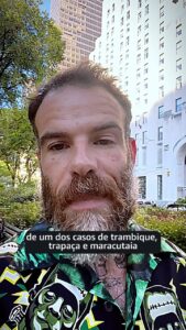Chico Felitti Instagram - O PODCAST TÁ PRONTO! Minha próxima investigação sai em breve. Muito em breve. E é a história de uma vida de trapaças, trambiques e maracutaias como a internet brasileira nunca viu. Alguém aí tem um palpite do que vai ser? Até já já :)