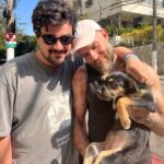 Chico Felitti Instagram - Hoje faz um ano q saí meio altinho de um almoço e cometi o melhor erro da vida. Passei numa feira de adoção & vi uma filhotona desengonçada que era mais magra que os irmãos, pq eles não deixavam ela mamar. Uma cachorra que tinha cara de coitada, com olhos de copo d’água. Três dias depois, já tava sóbrio e com ela em casa. E descobri que se tratava da ganhadora do Oscar de melhor atriz canina: a cara de coitada escondia um demônio da Tasmânia, quatro quilos de puro caos. Desde então, pachorra destruiu dinheiro, oito cabos de iPhone, dois sofás, todos os chinelos da casa… mas também roeu a parede do meu coração, onde se aboletou e deitou, pedindo carinho. É o cachorro mais amoroso do mundo. Adotar um bicho muda a vida (mais a sua do que a dele, acredite, & pra melhor)
