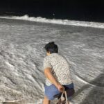 Chico Felitti Instagram - A Mulher & O Mar: Dona Nadir vê o oceano pela primeira vez na vida quando está prestes a completar 60 anos, & diz “parece que a torneira tá quebrada”. Ouça no podcast Gente da semana (o link tá na famosa bio) Copabacana