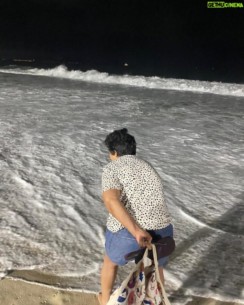 Chico Felitti Instagram - A Mulher & O Mar: Dona Nadir vê o oceano pela primeira vez na vida quando está prestes a completar 60 anos, & diz “parece que a torneira tá quebrada”. Ouça no podcast Gente da semana (o link tá na famosa bio) Copabacana