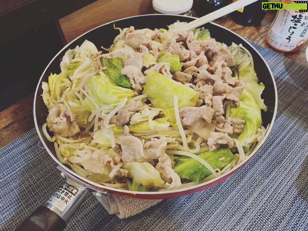Chinozo Instagram - 野菜炒め初めて作った(作りすぎた)