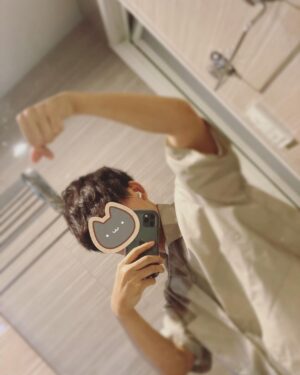 Chinozo Instagram - 髪色めっちゃ黒く短くして紳士になった