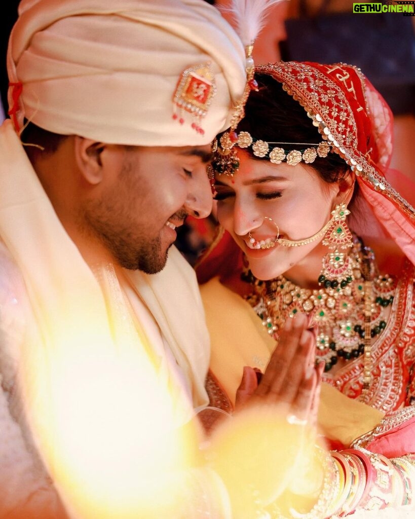 Chitra Shukla Instagram - Our souls smile at each other together 🙏🏻✨♥️✨#chitrashukla #vaibhavupadhyay #chitrashuklaupadhyay #vc #vcwedding @weddingbellsphotography @sonichawla_makeovers @rs_sonalbridalmehandi @neume_salons #vaibhavchitra #shadi #vaibhavchitrakishadi #wedding #vaibhavchitrawedding #8thdecember2023 #triyuginarayan #mandir #triyuginarayantemple #chitrabhav #vaibhavchitrapics #vcshadi Triyuginarayan Temple