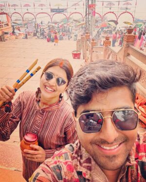 Chitra Shukla Instagram - First Ganga snan as a couple after marriage☺️#harhargange🙏 At the Legendary Dashashwamedh Ghat, Holy Ganges 😊✨ #banaras #gangaghat #kashivishwanath #mandir
 
#chitrashuklaupadhyay #vaibhavupadhayay #chitrashukla #vc #vaibhavchitra #chitrabhav