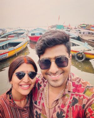 Chitra Shukla Instagram - First Ganga snan as a couple after marriage☺️#harhargange🙏 At the Legendary Dashashwamedh Ghat, Holy Ganges 😊✨ #banaras #gangaghat #kashivishwanath #mandir
 
#chitrashuklaupadhyay #vaibhavupadhayay #chitrashukla #vc #vaibhavchitra #chitrabhav