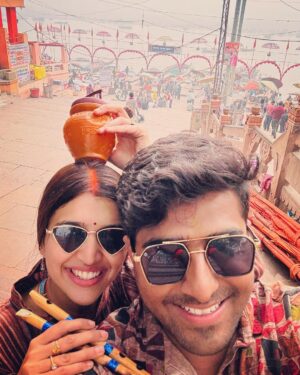 Chitra Shukla Instagram - First Ganga snan as a couple after marriage☺️#harhargange🙏 At the Legendary Dashashwamedh Ghat, Holy Ganges 😊✨ #banaras #gangaghat #kashivishwanath #mandir
 
#chitrashuklaupadhyay #vaibhavupadhayay #chitrashukla #vc #vaibhavchitra #chitrabhav