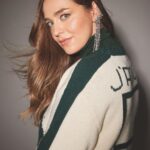 Chloée Deblois Instagram - Ma tite face de pense bonne s’est frayée une place dans le @magazine_vero pour l’édition des fêtes!!!! Dispo en ligne et kiosqueee!🎉🎉🎉 Un shoot rêvé avec la best équipe!!! Direction artistique: Marie-Michèle Leduc @mariemichele_leduc Rédactrice en cheffe Théo Dupuis Carbonneau @theo_dc Direction mode: Sophie St-Laurent @sostlo Photographe: Marjorie Guindon @marjorieguindon_photographe Stylisme: Vanessa Giroux @vangiroux Mise en beauté: Alper Sisters @alpersisters Coordonnatrice: Claudia Guy @claudiaguy