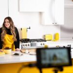 Chloée Deblois Instagram - La série Sauve ma Recette est disponible sur la plateforme @cuisineztqc de @telequebec!!! @christiancricribegin @chef_olii 💗💛💙 📸 @lapointeemilie
