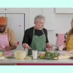 Chloée Deblois Instagram - La série Sauve ma Recette est disponible sur la plateforme @cuisineztqc de @telequebec!!! @christiancricribegin @chef_olii 💗💛💙 📸 @lapointeemilie