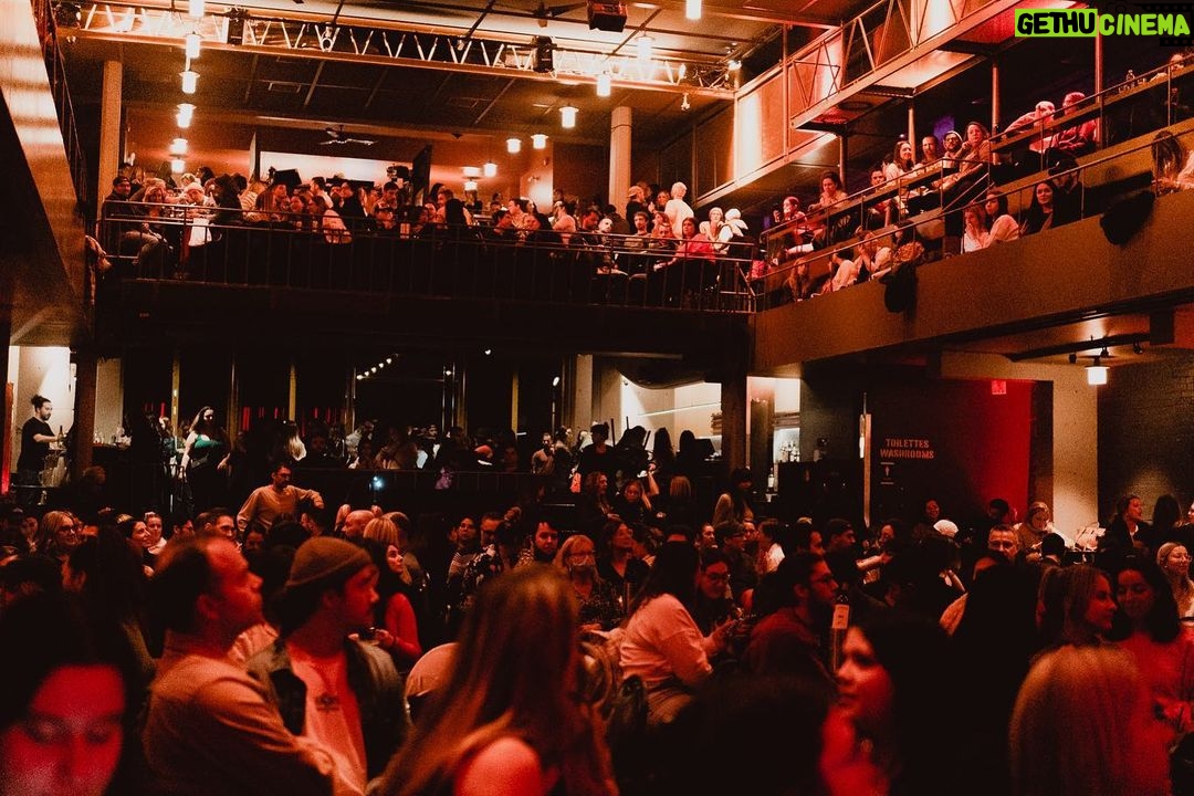 Chloée Deblois Instagram - @lepopupshow au Club Soda le 15 décembre dernier. 🥹 Soirée de rêve avec tout ce que j’aime dans vie! ♥️ C’était le premier Pop Up party, mais C’TAI PO L’DERNIER! 🎉🎉🎉🎉 PHOTO: @philippe.lebourdais