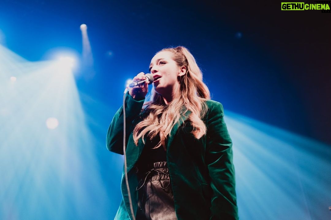 Chloée Deblois Instagram - @lepopupshow au Club Soda le 15 décembre dernier. 🥹 Soirée de rêve avec tout ce que j’aime dans vie! ♥️ C’était le premier Pop Up party, mais C’TAI PO L’DERNIER! 🎉🎉🎉🎉 PHOTO: @philippe.lebourdais