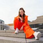 Chloée Deblois Instagram - C’EST CE SOIR, 21 JUILLET, 20h30 GROS POP UP SHOW EXTERIEUR GRATUIT! Festival @juste_pour_rire , scène extérieure Loto-Québec! 4 humoristes coup de coeur du @lepopupshow , un artiste en musique + moi pis mes niaiseries imprévisibles et quelques peu musicales!!! BEAU TEMPS MAUVAIS TEMPS, ON VA FAIRE LE PORTY!!!! À CE SOIR XOXOXOXOX -OUI JE SUIS HABILLÉ EN CÔNE ORANGE- Photo @bertexertier Place Des Festivals