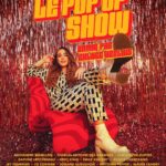 Chloée Deblois Instagram - 🎉NOUVELLES DATES DU POP UP SHOW!!!🎉 Ma soirée d’humour repart en mini tournée de salles!🤙🏻🤙🏻🤙🏻WHOUHOUUUUU!!! 4 humoristes surprise par show+ moi qui anime! C’EST UN PETIT PARTY FUNNEY, VENEZ!!!! Les billets sont en vente dans ma bio! Suivez @lepopupshow pour ne rien manquer!!!!🎉🎉🎉🎉 Photo: @p.richelet Graphisme: @leroibill Somptueux fauteuil désigné par @espaces_vides