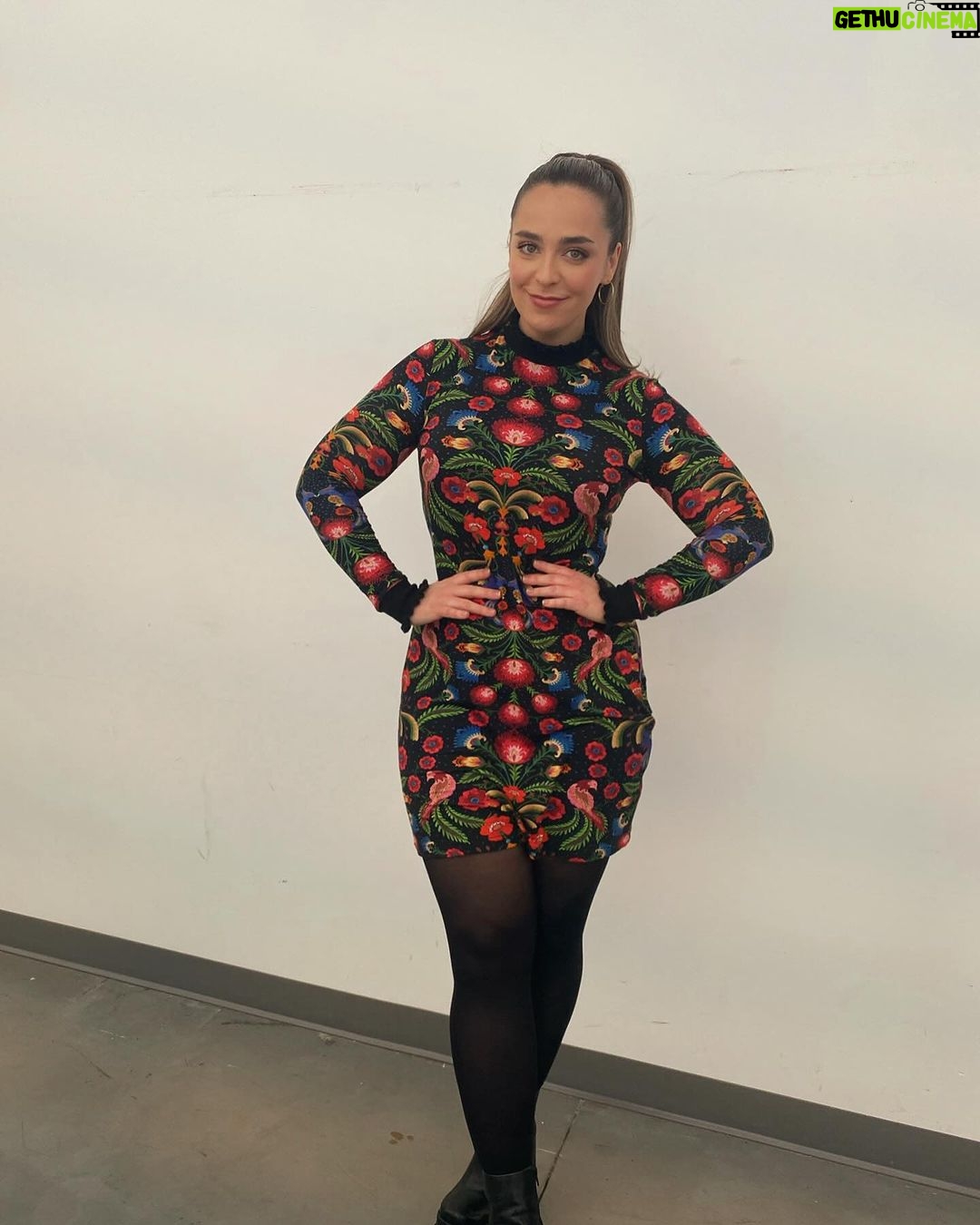 Chloée Deblois Instagram - Pour @onvaseledire Styliste @melaniebrisson_styliste Robe @nadyatoto Cheveux @andrew.gilbertt Maquillage @ameliee.thomas