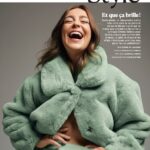 Chloée Deblois Instagram - Ma tite face de pense bonne s’est frayée une place dans le @magazine_vero pour l’édition des fêtes!!!! Dispo en ligne et kiosqueee!🎉🎉🎉 Un shoot rêvé avec la best équipe!!! Direction artistique: Marie-Michèle Leduc @mariemichele_leduc Rédactrice en cheffe Théo Dupuis Carbonneau @theo_dc Direction mode: Sophie St-Laurent @sostlo Photographe: Marjorie Guindon @marjorieguindon_photographe Stylisme: Vanessa Giroux @vangiroux Mise en beauté: Alper Sisters @alpersisters Coordonnatrice: Claudia Guy @claudiaguy