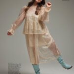 Chloée Deblois Instagram - Ma tite face de pense bonne s’est frayée une place dans le @magazine_vero pour l’édition des fêtes!!!! Dispo en ligne et kiosqueee!🎉🎉🎉 Un shoot rêvé avec la best équipe!!! Direction artistique: Marie-Michèle Leduc @mariemichele_leduc Rédactrice en cheffe Théo Dupuis Carbonneau @theo_dc Direction mode: Sophie St-Laurent @sostlo Photographe: Marjorie Guindon @marjorieguindon_photographe Stylisme: Vanessa Giroux @vangiroux Mise en beauté: Alper Sisters @alpersisters Coordonnatrice: Claudia Guy @claudiaguy