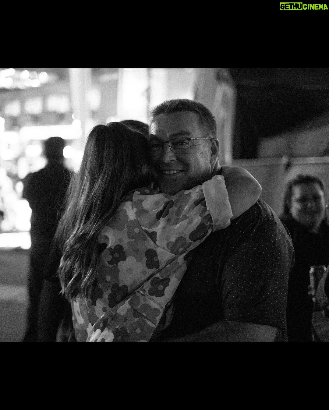 Chloée Deblois Instagram - Le @lepopupshow édition @juste_pour_rire, on l’oubliera jamais. On a tellement eu de fun!!!!!!!!!!!!!🥹♥️ Merci à tout ceux qui sont venu vivre cette folle soirée avec nous! Les plus beaux souvenirs captés par @villedepluie ☀️ Place Des Festivals