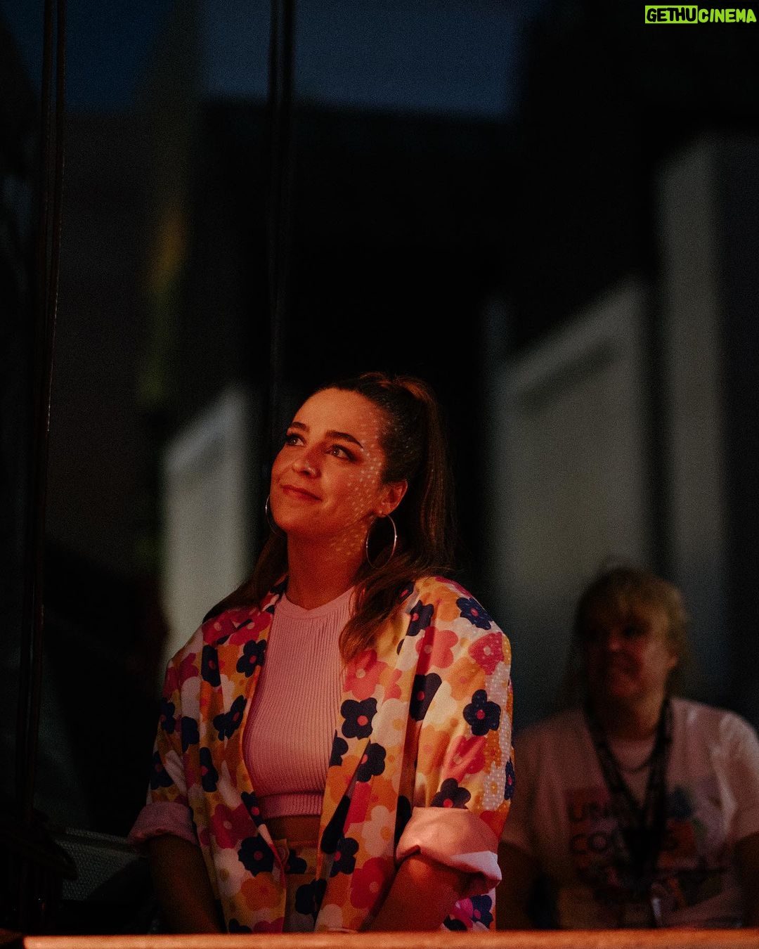 Chloée Deblois Instagram - Le @lepopupshow édition @juste_pour_rire, on l’oubliera jamais. On a tellement eu de fun!!!!!!!!!!!!!🥹♥️ Merci à tout ceux qui sont venu vivre cette folle soirée avec nous! Les plus beaux souvenirs captés par @villedepluie ☀️ Place Des Festivals
