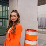 Chloée Deblois Instagram - C’EST CE SOIR, 21 JUILLET, 20h30 GROS POP UP SHOW EXTERIEUR GRATUIT! Festival @juste_pour_rire , scène extérieure Loto-Québec! 4 humoristes coup de coeur du @lepopupshow , un artiste en musique + moi pis mes niaiseries imprévisibles et quelques peu musicales!!! BEAU TEMPS MAUVAIS TEMPS, ON VA FAIRE LE PORTY!!!! À CE SOIR XOXOXOXOX -OUI JE SUIS HABILLÉ EN CÔNE ORANGE- Photo @bertexertier Place Des Festivals