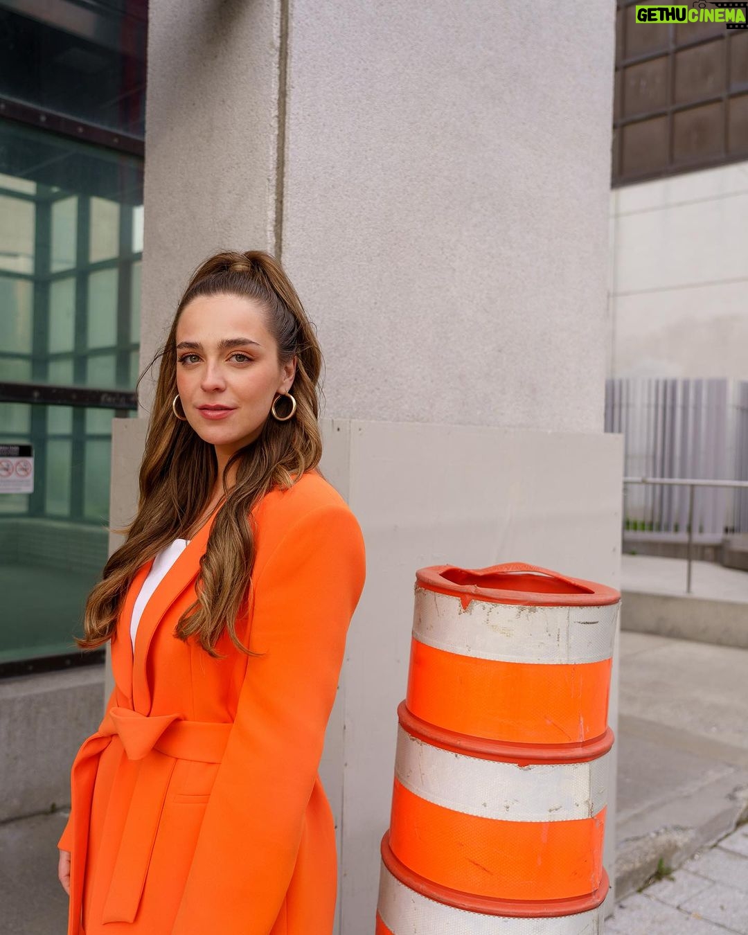 Chloée Deblois Instagram - C’EST CE SOIR, 21 JUILLET, 20h30 GROS POP UP SHOW EXTERIEUR GRATUIT! Festival @juste_pour_rire , scène extérieure Loto-Québec! 4 humoristes coup de coeur du @lepopupshow , un artiste en musique + moi pis mes niaiseries imprévisibles et quelques peu musicales!!! BEAU TEMPS MAUVAIS TEMPS, ON VA FAIRE LE PORTY!!!! À CE SOIR XOXOXOXOX -OUI JE SUIS HABILLÉ EN CÔNE ORANGE- Photo @bertexertier Place Des Festivals