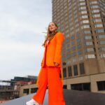 Chloée Deblois Instagram - C’EST CE SOIR, 21 JUILLET, 20h30 GROS POP UP SHOW EXTERIEUR GRATUIT! Festival @juste_pour_rire , scène extérieure Loto-Québec! 4 humoristes coup de coeur du @lepopupshow , un artiste en musique + moi pis mes niaiseries imprévisibles et quelques peu musicales!!! BEAU TEMPS MAUVAIS TEMPS, ON VA FAIRE LE PORTY!!!! À CE SOIR XOXOXOXOX -OUI JE SUIS HABILLÉ EN CÔNE ORANGE- Photo @bertexertier Place Des Festivals