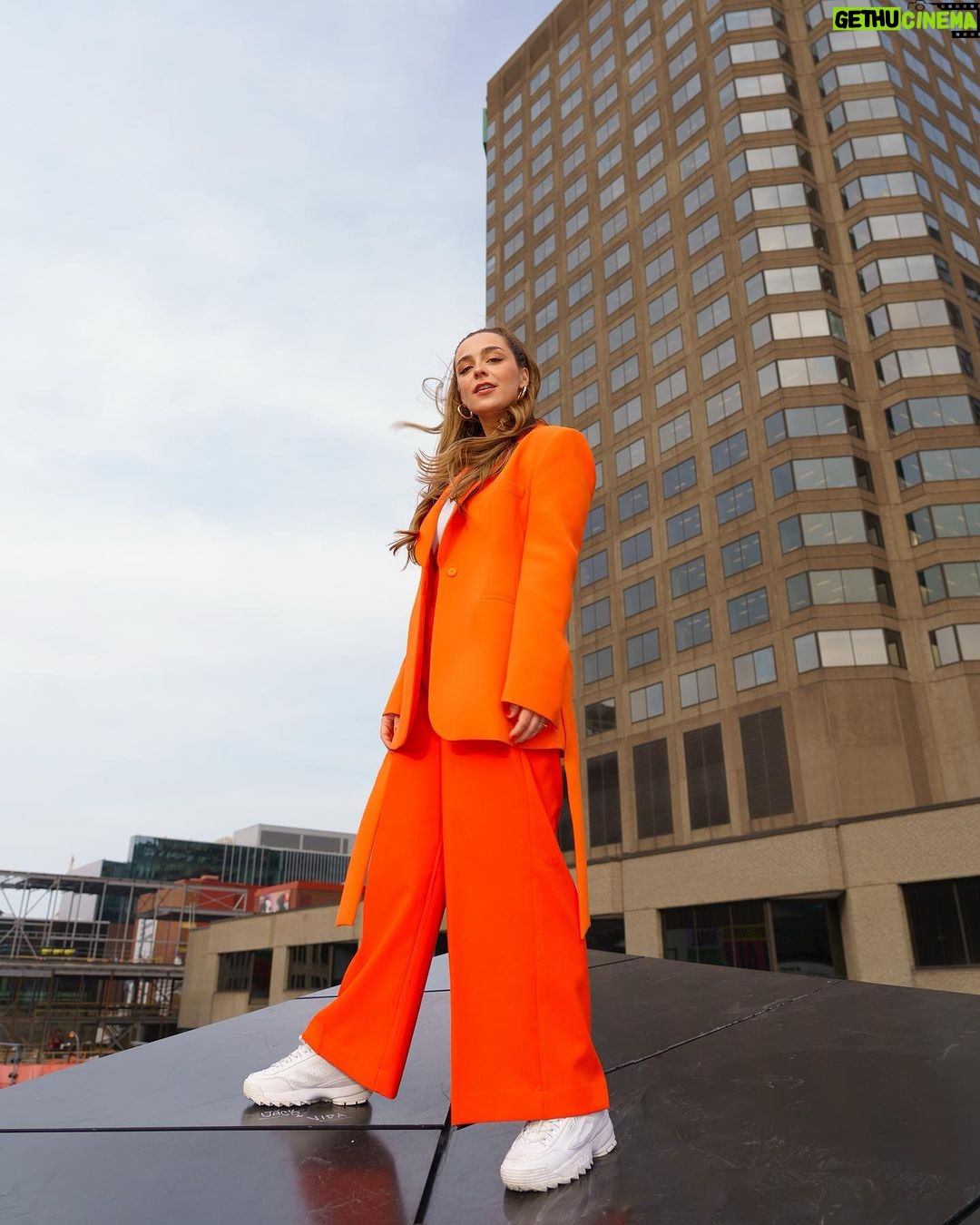 Chloée Deblois Instagram - C’EST CE SOIR, 21 JUILLET, 20h30 GROS POP UP SHOW EXTERIEUR GRATUIT! Festival @juste_pour_rire , scène extérieure Loto-Québec! 4 humoristes coup de coeur du @lepopupshow , un artiste en musique + moi pis mes niaiseries imprévisibles et quelques peu musicales!!! BEAU TEMPS MAUVAIS TEMPS, ON VA FAIRE LE PORTY!!!! À CE SOIR XOXOXOXOX -OUI JE SUIS HABILLÉ EN CÔNE ORANGE- Photo @bertexertier Place Des Festivals