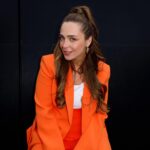 Chloée Deblois Instagram - C’EST CE SOIR, 21 JUILLET, 20h30 GROS POP UP SHOW EXTERIEUR GRATUIT! Festival @juste_pour_rire , scène extérieure Loto-Québec! 4 humoristes coup de coeur du @lepopupshow , un artiste en musique + moi pis mes niaiseries imprévisibles et quelques peu musicales!!! BEAU TEMPS MAUVAIS TEMPS, ON VA FAIRE LE PORTY!!!! À CE SOIR XOXOXOXOX -OUI JE SUIS HABILLÉ EN CÔNE ORANGE- Photo @bertexertier Place Des Festivals