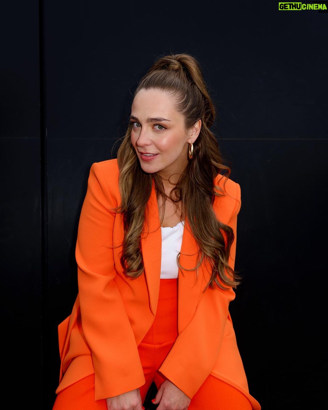 Chloée Deblois Instagram - C’EST CE SOIR, 21 JUILLET, 20h30 GROS POP UP SHOW EXTERIEUR GRATUIT! Festival @juste_pour_rire , scène extérieure Loto-Québec! 4 humoristes coup de coeur du @lepopupshow , un artiste en musique + moi pis mes niaiseries imprévisibles et quelques peu musicales!!! BEAU TEMPS MAUVAIS TEMPS, ON VA FAIRE LE PORTY!!!! À CE SOIR XOXOXOXOX -OUI JE SUIS HABILLÉ EN CÔNE ORANGE- Photo @bertexertier Place Des Festivals