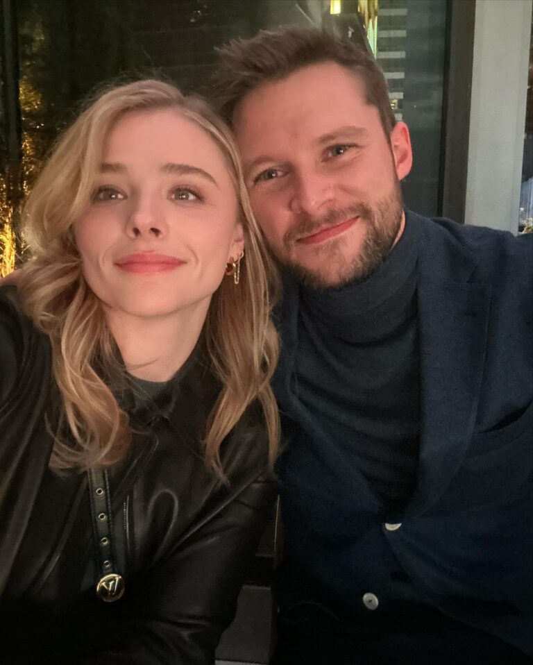 Chloë Grace Moretz Instagram - 2022, thank you❤️ you’ve taught me so many things, and most importantly, thank you to the incredible people in my life. I love you all very much and without you, this year would’ve been a whole lot different❤️ I can’t wait to see what ‘23 holds - and 10 slides is no where near enough