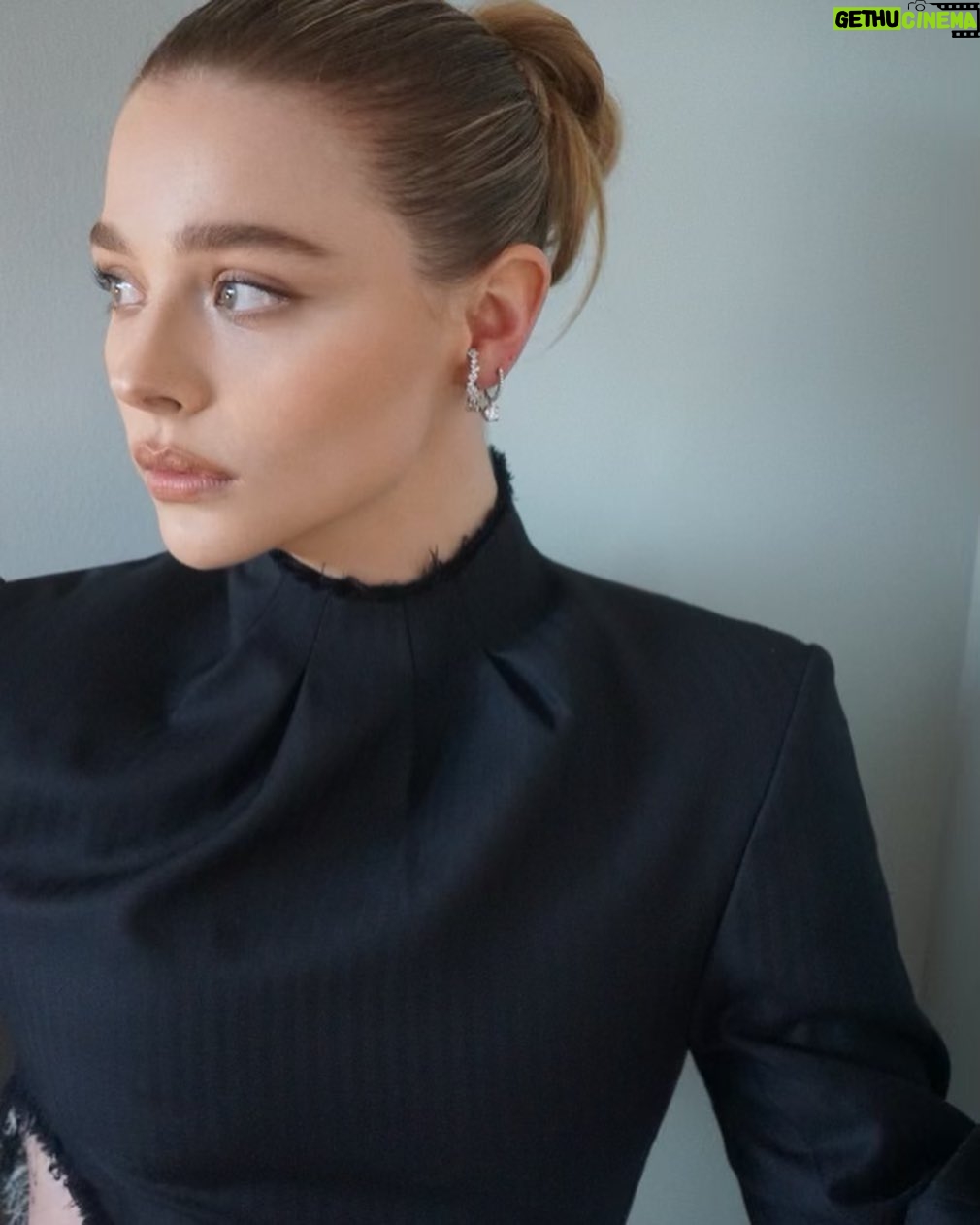 Chloë Grace Moretz - 478.4K Likes - Last night :) @latelateshow @j_corden