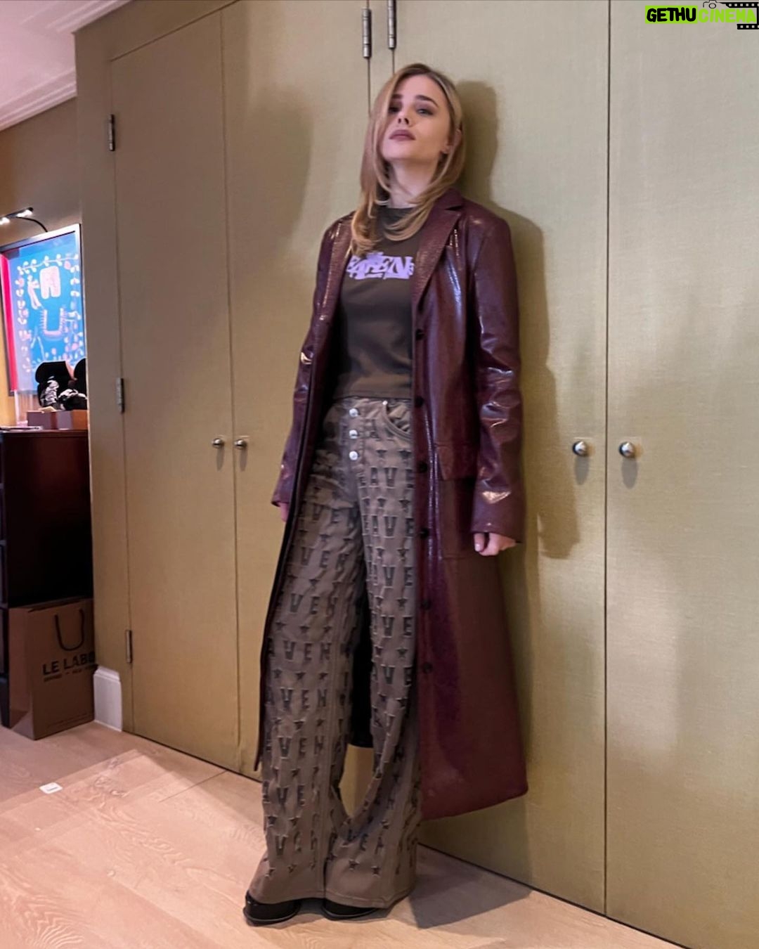 Chloë Grace Moretz - 477.1K Likes - Oh London, how much I missed you 🤍 @theperipheralpv London premiere and press tour :) swipe to the end to see a jet lagged lady