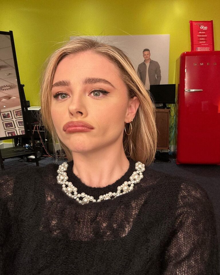 Chloë Grace Moretz Instagram - Oh London, how much I missed you 🤍 @theperipheralpv London premiere and press tour :) swipe to the end to see a jet lagged lady