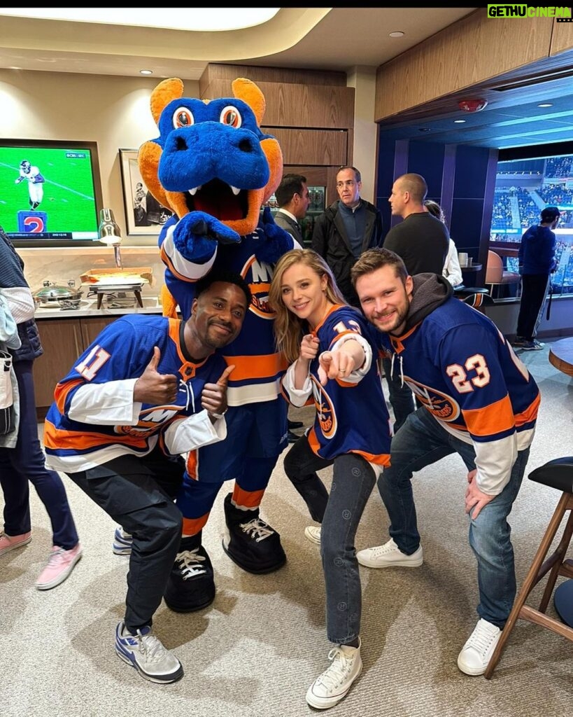 Chloë Grace Moretz Instagram - When in New York … ALWAYS make it to an @ny_islanders game. Thank you to the islanders for helping me show these guys my favorite sport with my favorite team :) LGI!!!! Only 2 days till #ThePeripheral is on Prime video :) October 21!!!! UBS Arena