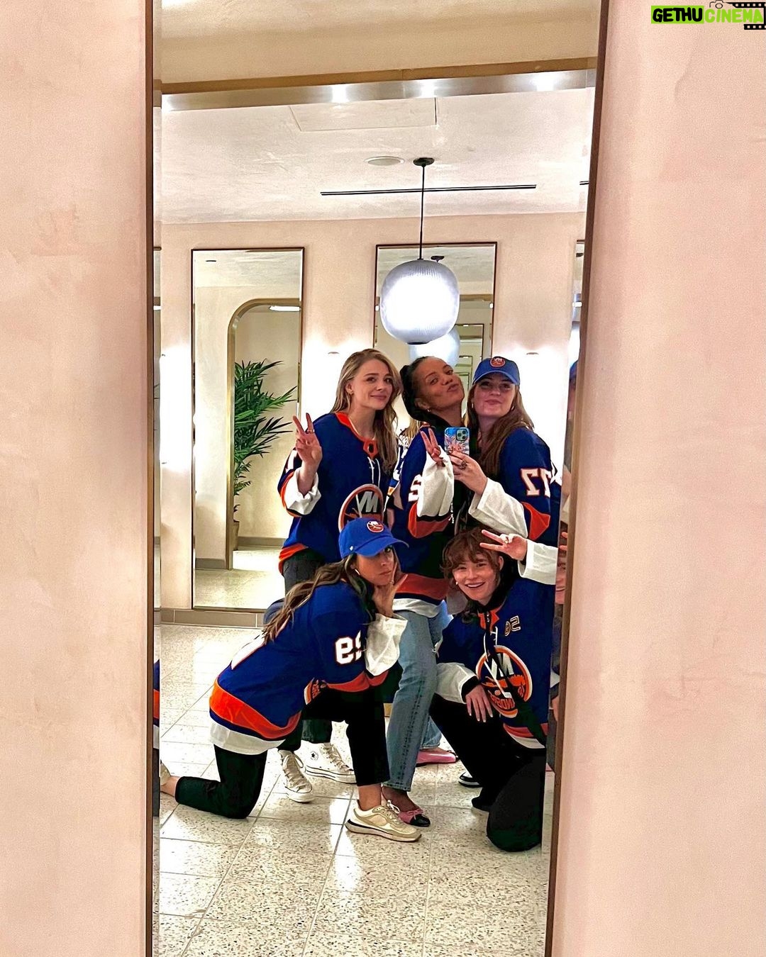 Chloë Grace Moretz Instagram - When in New York … ALWAYS make it to an @ny_islanders game. Thank you to the islanders for helping me show these guys my favorite sport with my favorite team :) LGI!!!! Only 2 days till #ThePeripheral is on Prime video :) October 21!!!! UBS Arena