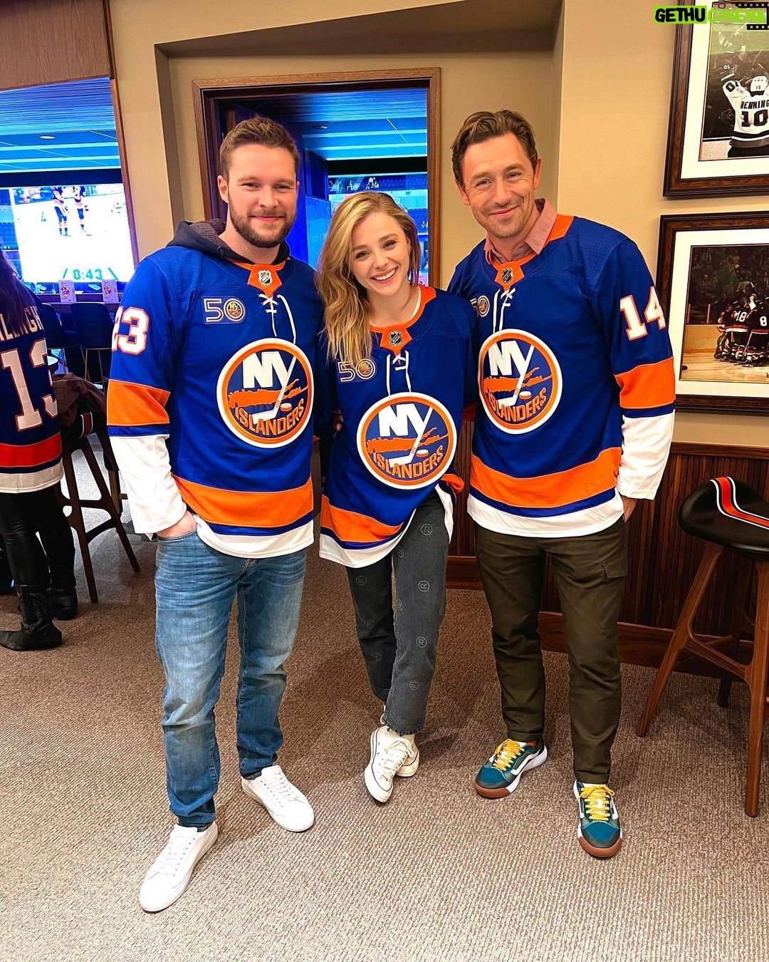 Chloë Grace Moretz Instagram - When in New York … ALWAYS make it to an @ny_islanders game. Thank you to the islanders for helping me show these guys my favorite sport with my favorite team :) LGI!!!! Only 2 days till #ThePeripheral is on Prime video :) October 21!!!! UBS Arena