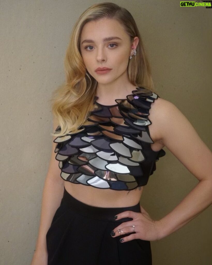 Chloë Grace Moretz Instagram - Whatta beautiful night ✨ The world premiere for @theperipheralpv … I know I’ve said it before but I can not WAIT for you guys to see this show. It’s something special :) out October 21st on Prime Video.. only 5 days to go!!!!!