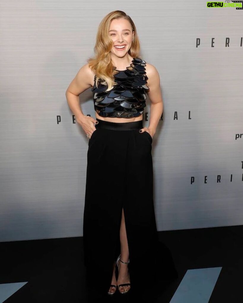 Chloë Grace Moretz Instagram - Whatta beautiful night ✨ The world premiere for @theperipheralpv … I know I’ve said it before but I can not WAIT for you guys to see this show. It’s something special :) out October 21st on Prime Video.. only 5 days to go!!!!!