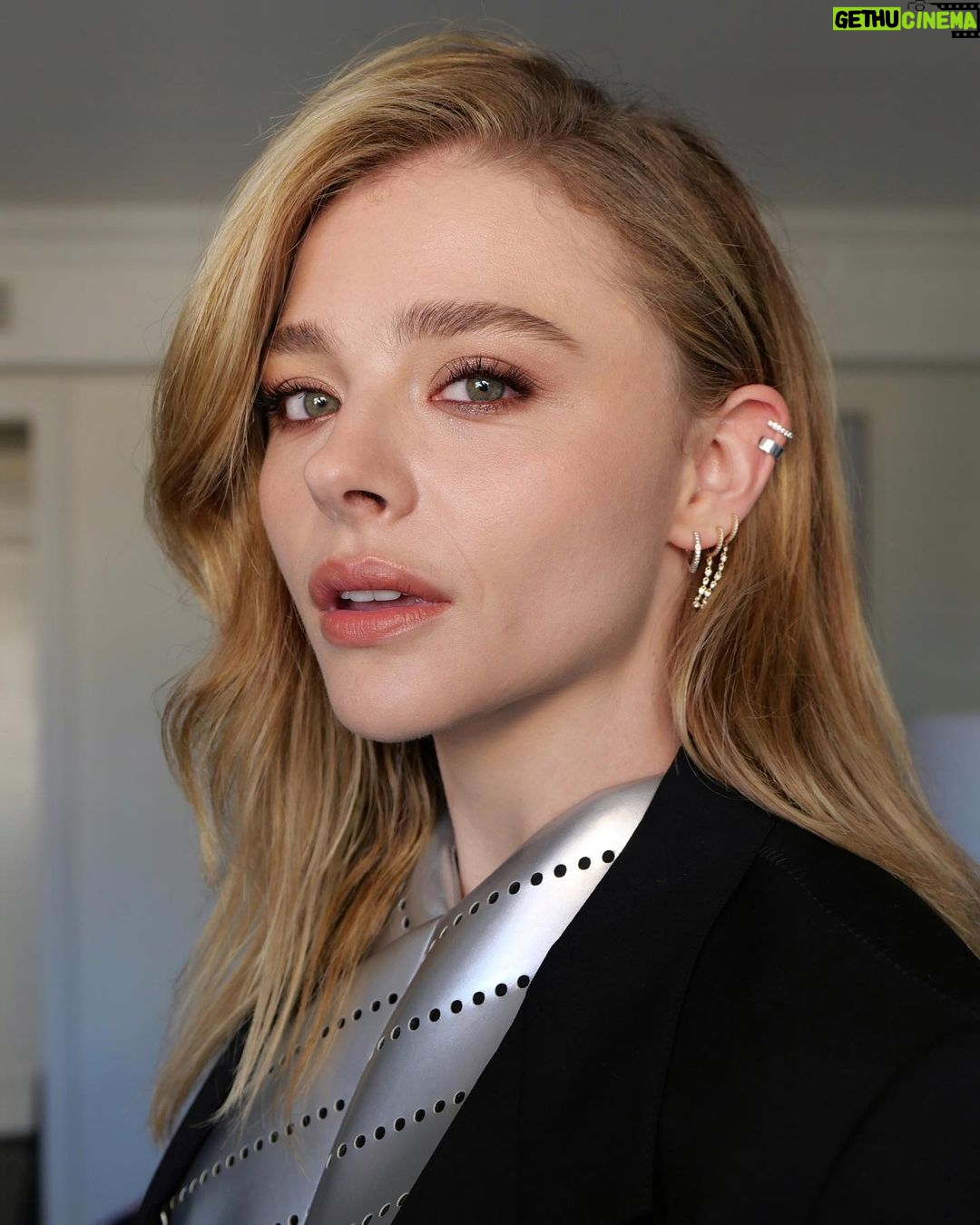 Chloë Grace Moretz - 528.2K Likes - New York, Whatta week. Thank you to everyone who came to Comic-Con and got to check out our panel. So excited for you all to see this show @theperipheralpv , It’s gonna blow your minds!! :) love these guys more than anything ^ (swipe to the end for a fright)