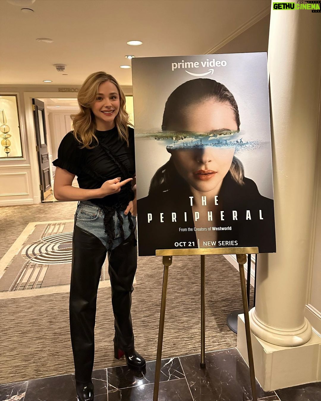 Chloë Grace Moretz - 528.2K Likes - New York, Whatta week. Thank you to everyone who came to Comic-Con and got to check out our panel. So excited for you all to see this show @theperipheralpv , It’s gonna blow your minds!! :) love these guys more than anything ^ (swipe to the end for a fright)