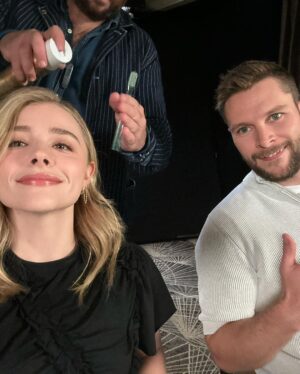 Chloë Grace Moretz Instagram - New York, Whatta week. Thank you to everyone who came to Comic-Con and got to check out our panel. So excited for you all to see this show @theperipheralpv , It’s gonna blow your minds!! :) love these guys more than anything ^ (swipe to the end for a fright)